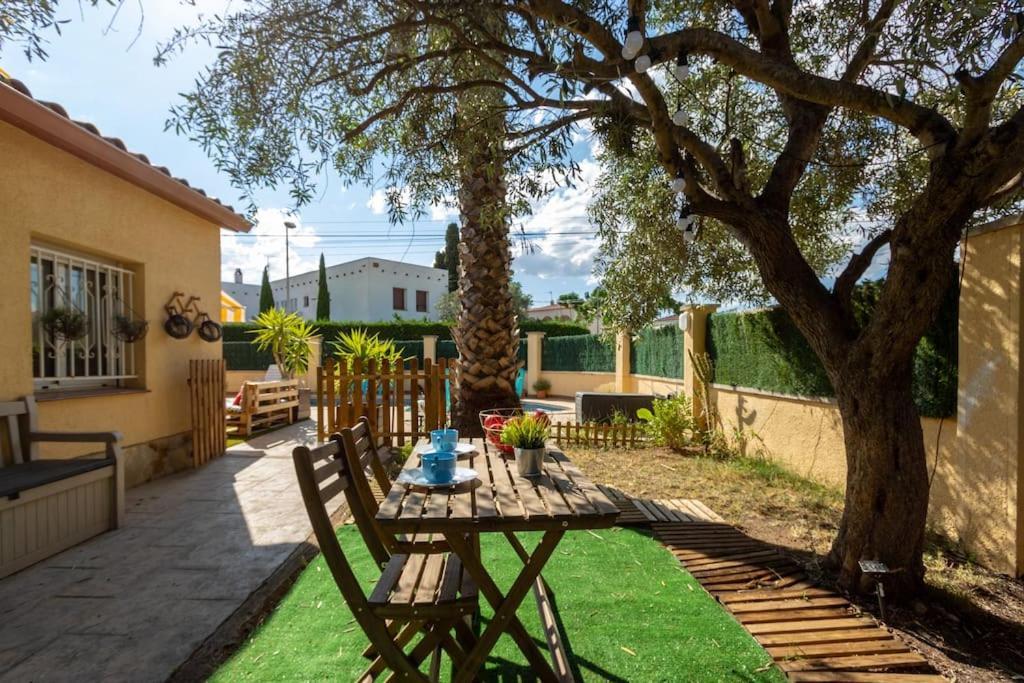הוילה אמפוריבראבה Casita Con Jardin, Bbq, Wifi, Centro Y Playa מראה חיצוני תמונה