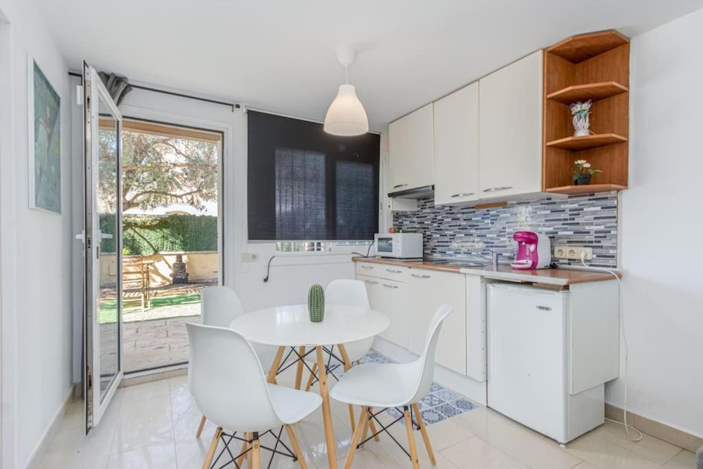 הוילה אמפוריבראבה Casita Con Jardin, Bbq, Wifi, Centro Y Playa מראה חיצוני תמונה